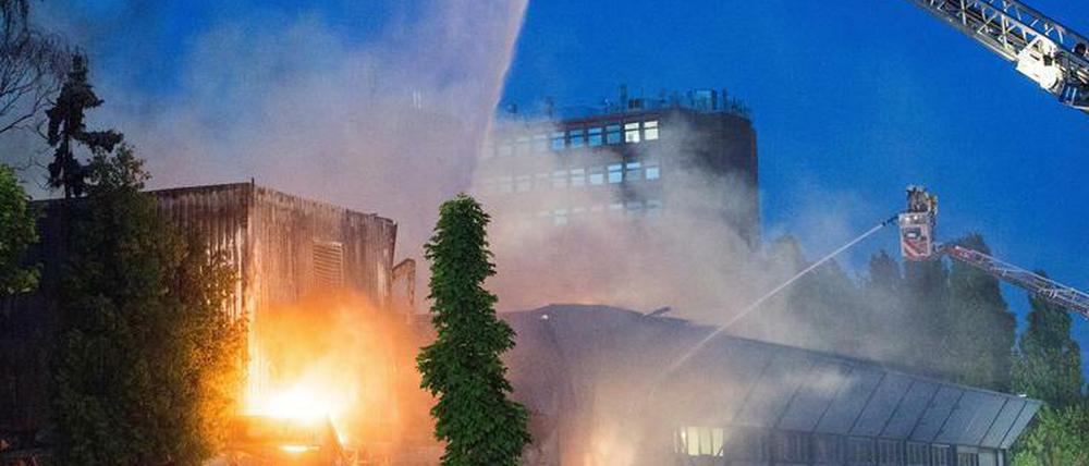 Wasser Marsch! Das Dach einer großen Lagerhalle und ein benachbartes Geschäft für Bedürftige sind in der Nacht zum Mittwoch in Neukölln in Brand geraten.