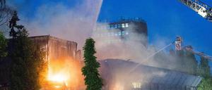 Wasser Marsch! Das Dach einer großen Lagerhalle und ein benachbartes Geschäft für Bedürftige sind in der Nacht zum Mittwoch in Neukölln in Brand geraten.