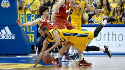 Albas Akeem Vargas (re.) stürzt bei einem Zweikampf gegen Münchens Nihad Djedovic (li.).