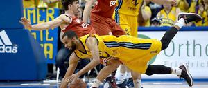 Albas Akeem Vargas (re.) stürzt bei einem Zweikampf gegen Münchens Nihad Djedovic (li.).