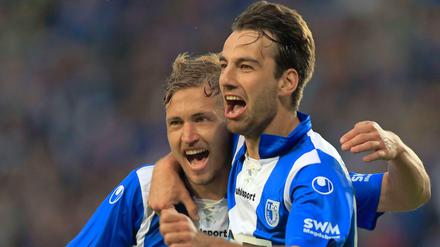 Jubel nach dem umstrittenen Führungstreffer. Magdeburgs Christian Beck (rechts) und Torschütze Nicolas Hebisch (links) feiern das 1:0. 