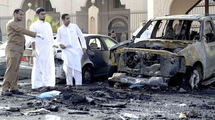 Polizisten begutachten im saudi-arabischen Dammam den Tatort des Selbstmordanschlags vor der schiitischen Al-Anoud-Moschee. 