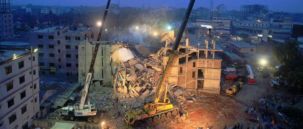 Unter Trümmern begraben. Mehr als tausend Menschen starben im April 2013 beim Einsturz dieser Textilfabrik in Savar in Bangladesch.