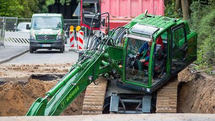 Ein Bagger der Kampfmittelräumung arbeitet am Mittwoch unterhalb der Mülheimer Brücke in Köln am Bombenfundort. Mehr als 20 000 Menschen müssen evakuiert werden. 