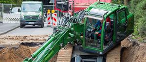 Ein Bagger der Kampfmittelräumung arbeitet am Mittwoch unterhalb der Mülheimer Brücke in Köln am Bombenfundort. Mehr als 20 000 Menschen müssen evakuiert werden. 