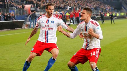 Hamburgs Ivo Ilicevic (rechts) feiert sein Ausgleichstor mit Teamkamerad Dennis Diekmeier