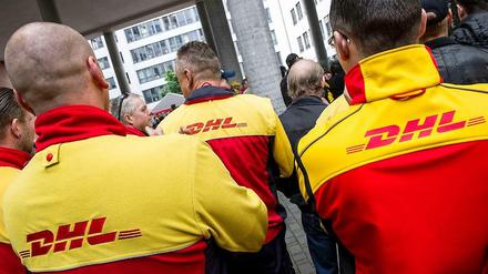 Seit April wurde die Deutsche Post fünfmal bestreikt. Jetzt hat der Konzern DHL-Zusteller aus Polen kommen lassen, um den Betrieb am Laufen zu halten.