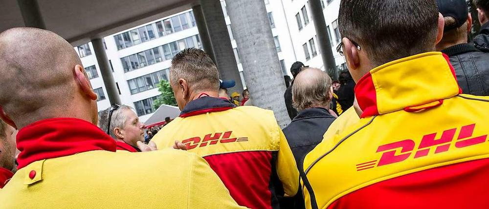 Seit April wurde die Deutsche Post fünfmal bestreikt. Jetzt hat der Konzern DHL-Zusteller aus Polen kommen lassen, um den Betrieb am Laufen zu halten.