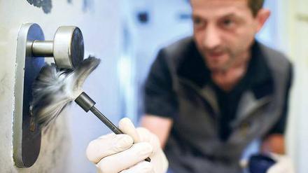 Spurensicherung. Um Einbruchschäden ersetzt zu bekommen, müssen Betroffene die Polizei rufen.