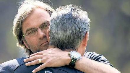 Eine Wellenlänge. Dass Jürgen Klopp geht, kann Stadionsprecher „Nobby“ (von hinten) bis heute nicht glauben.