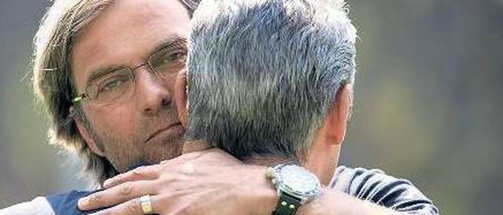 Eine Wellenlänge. Dass Jürgen Klopp geht, kann Stadionsprecher „Nobby“ (von hinten) bis heute nicht glauben.