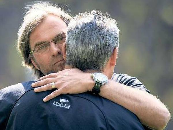 Eine Wellenlänge. Dass Jürgen Klopp geht, kann Stadionsprecher „Nobby“ (von hinten) bis heute nicht glauben.