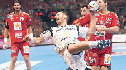 Verzweiflungswurf. Kiels Steffen Weinhold muss mit seiner Mannschaft eine bittere Niederlage einstecken.