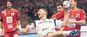 Verzweiflungswurf. Kiels Steffen Weinhold muss mit seiner Mannschaft eine bittere Niederlage einstecken.