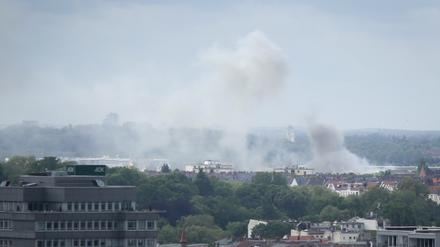 Die Rauchwolke des Brandes in der General-Pape-Straße war weithin zu sehen.