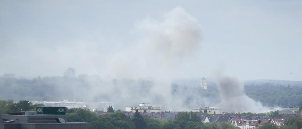 Die Rauchwolke des Brandes in der General-Pape-Straße war weithin zu sehen.