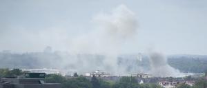 Die Rauchwolke des Brandes in der General-Pape-Straße war weithin zu sehen.