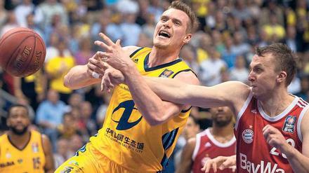 Alles Ball? Albas Leon Radosevic wird von Dusko Savanovic aggressiv verteidigt. In Spiel drei müssen die Berliner gegen Bayern wieder mehr dagegenhalten. 