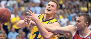 Alles Ball? Albas Leon Radosevic wird von Dusko Savanovic aggressiv verteidigt. In Spiel drei müssen die Berliner gegen Bayern wieder mehr dagegenhalten. 