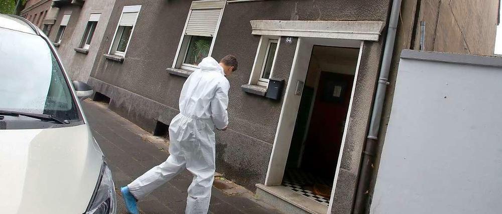 Ein Mann von der Spurensicherung betritt in Duisburg das Haus mit dem Toten.