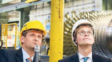 Banger Blick. Wie geht es weiter mit Siemens in Berlin? Michael Müller (r.) lässt sich im Werk an der Huttenstraße die Zukunft der Turbine erklären. 