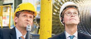 Banger Blick. Wie geht es weiter mit Siemens in Berlin? Michael Müller (r.) lässt sich im Werk an der Huttenstraße die Zukunft der Turbine erklären. 