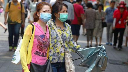 Furcht vor dem Virus. Zwei chinesische Touristinnen in Südkoreas Hauptstadt Seoul schützen sich mit Mundmasken vor Mers.