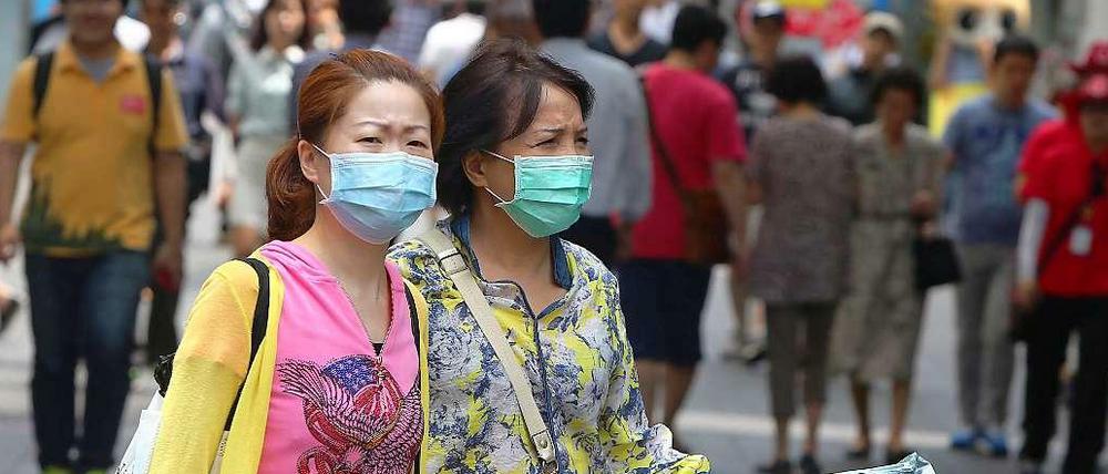 Furcht vor dem Virus. Zwei chinesische Touristinnen in Südkoreas Hauptstadt Seoul schützen sich mit Mundmasken vor Mers.