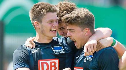 Jubel nach dem Siegtreffer: Vorbereiter Dominik Pelivan (rechts), Torschütze Nico Beyer (links) und Farid Abderrahmane (Mitte) feiern die einstudierte Eckball-Variante, die zum 1:0 führte. 