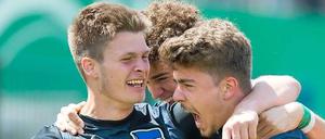 Jubel nach dem Siegtreffer: Vorbereiter Dominik Pelivan (rechts), Torschütze Nico Beyer (links) und Farid Abderrahmane (Mitte) feiern die einstudierte Eckball-Variante, die zum 1:0 führte. 