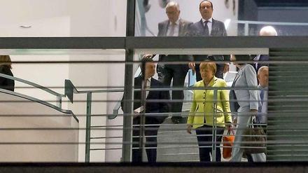 Krisentreffen im Kanzleramt. Kanzlerin Angela Merkel und der Chef der Europäischen Zentralbank, Mario Draghi (vorne links).