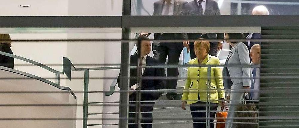 Krisentreffen im Kanzleramt. Kanzlerin Angela Merkel und der Chef der Europäischen Zentralbank, Mario Draghi (vorne links).