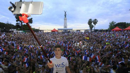 Der 16-jährige Tom Bittmann beim Einrichten seiner Teleskopstange in Nizza. Dem Schüler gelang mit diesem Foto ein Weltrekord: 2530 Menschen auf einem Foto. 
