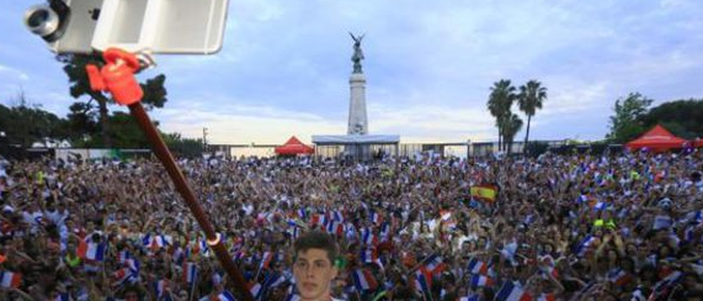 Der 16-jährige Tom Bittmann beim Einrichten seiner Teleskopstange in Nizza. Dem Schüler gelang mit diesem Foto ein Weltrekord: 2530 Menschen auf einem Foto. 