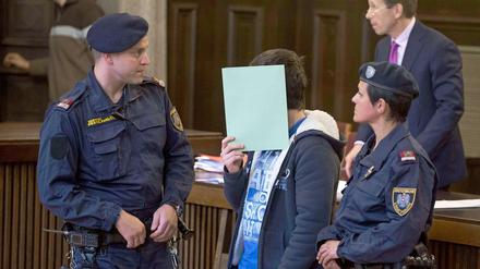 Verurteilt. Ein 14-Jähriger, der im Gerichtssaal sein Gesicht vor den Kameras verdeckt, wurde in St. Poelten wegen Unterstützung des IS verurteilt. 