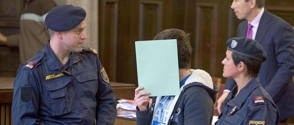 Verurteilt. Ein 14-Jähriger, der im Gerichtssaal sein Gesicht vor den Kameras verdeckt, wurde in St. Poelten wegen Unterstützung des IS verurteilt.