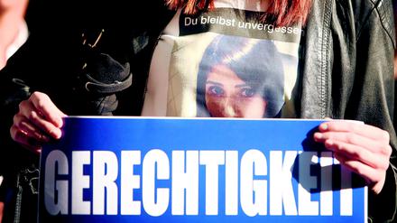 "Du bleibst unvergessen", steht auf einem T-Shirt einer Frau. Im Prozess um den Tod der der Studentin Tugce wird Gerechtigkeit gefordert.