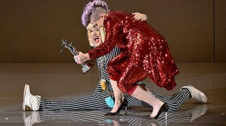 Rüstig ja, Rentner nein: Betsey Johnson wurde für ihr Lebenswerk ausgezeichnet. Nicht nur Laudatorin Kelly Osbourne war sichtlich vom Spagat der 72-jährigen überrascht.