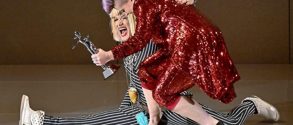 Rüstig ja, Rentner nein: Betsey Johnson wurde für ihr Lebenswerk ausgezeichnet. Nicht nur Laudatorin Kelly Osbourne war sichtlich vom Spagat der 72-jährigen überrascht.