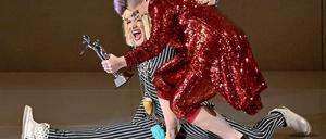 Rüstig ja, Rentner nein: Betsey Johnson wurde für ihr Lebenswerk ausgezeichnet. Nicht nur Laudatorin Kelly Osbourne war sichtlich vom Spagat der 72-jährigen überrascht.
