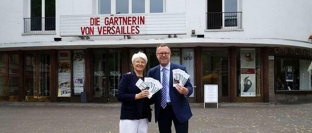 Annik Spelsberg, Sprecherin und Verwaltungsvorstand des Maison de France, und Bezirksbürgermeister Reinhard Naumann werben für den Freundeskreis.