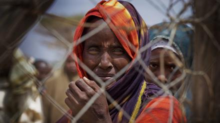 Eine angekommene somalische Frau vor ihrem Zelt im Flüchtlingslager Dadaab, den größten Flüchtlingskomplex der Welt, in Dadaab im Nordosten Kenias.