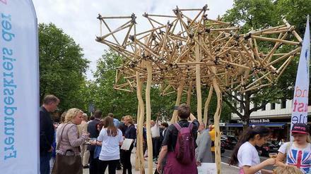 Mal was anderes auf dem Mittelstreifen: Schüler und Bezirkspolitiker bei der Eröffnungsfeier für die Skulptur.