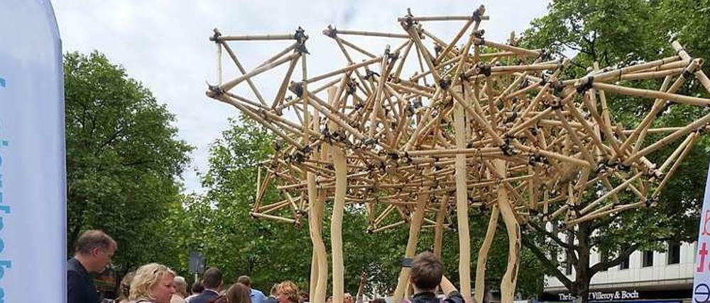 Mal was anderes auf dem Mittelstreifen: Schüler und Bezirkspolitiker bei der Eröffnungsfeier für die Skulptur.