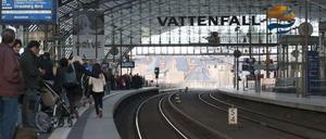 Zusammenrücken, bitte! Wir wollen auch noch mit. Die Regionalbahnen fallen zwischen Bahnhof Zoo-Hauptbahnhof-Friedrichstraße aus - die Fahrgäste müssen die S-Bahn nutzen. Oben - hier im Bild - fährt dann kein ICE und auch keine Regionalbahn.