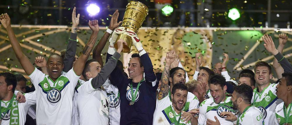 Hoch damit! Wolfsburgs Kapitän Diego Benaglio bekommt den Pokal zuerst.