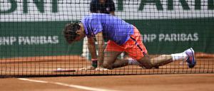 Am Boden: Roger Federer.