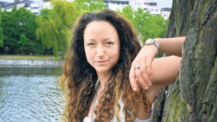 Die Kreuzberger Rapperin Yansn am Landwehrkanal.