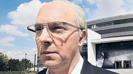 Franz Beckenbauer feierte in seinem Leben Titel und Triumphe. Nun erscheint der Kaiser-Mythos im neuen Licht: mit Olli Dittrich als Doppelgänger Schorsch Aigner.