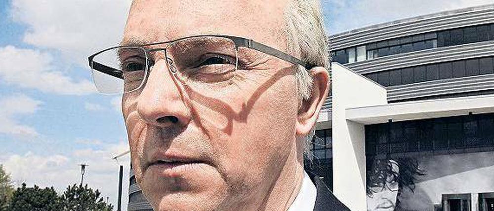 Franz Beckenbauer feierte in seinem Leben Titel und Triumphe. Nun erscheint der Kaiser-Mythos im neuen Licht: mit Olli Dittrich als Doppelgänger Schorsch Aigner.